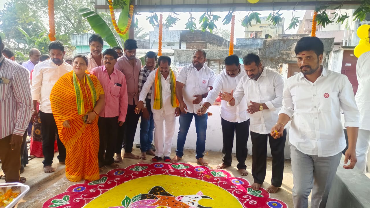 పట్టణంలోని పిల్లపేట వీధిలో గోకులాల ప్రారంభోత్సవానికి హాజరైన జనసేన పార్టీ ఇన్చార్జి విసినిగిరి శ్రీనివాసరావు