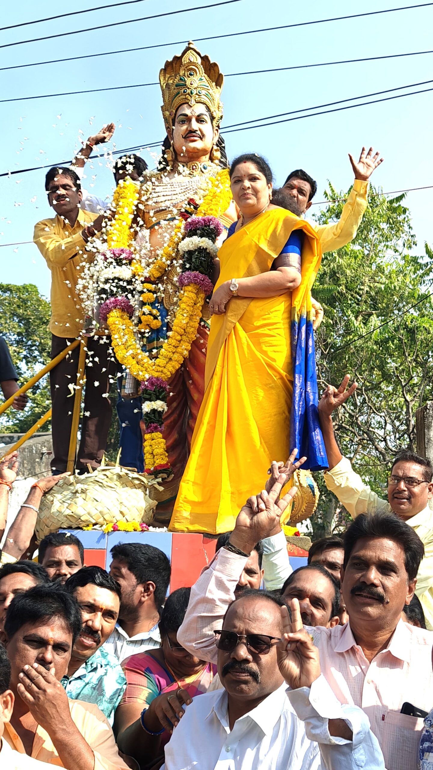 స్వర్గీయ నందమూరి తారకరామారావు గారి 29వ వర్ధంతి సందర్భంగా ఆయన విగ్రహానికి పూలమాలలు వేసి, నివాళులు అర్పించిన మంత్రి సంధ్యా