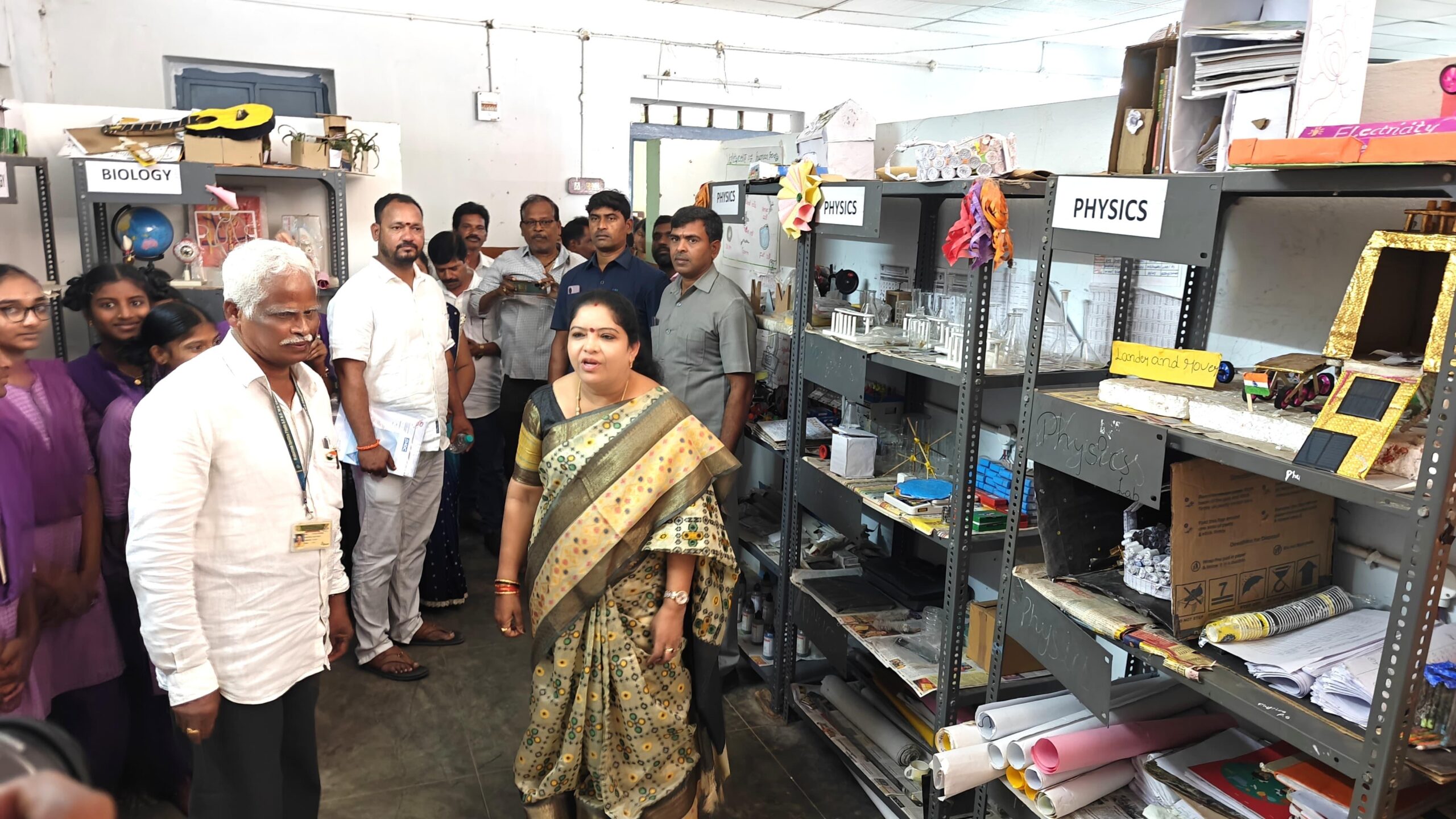 మహాత్మా గాంధీ జాతీయ జ్యోతిరావు భాగ్ ఫూలే వెనుకబడిన తరగతుల బాలికల ఆశ్రమ పాఠశాలను సందర్శించిన మంత్రి సంధ్యారాణి