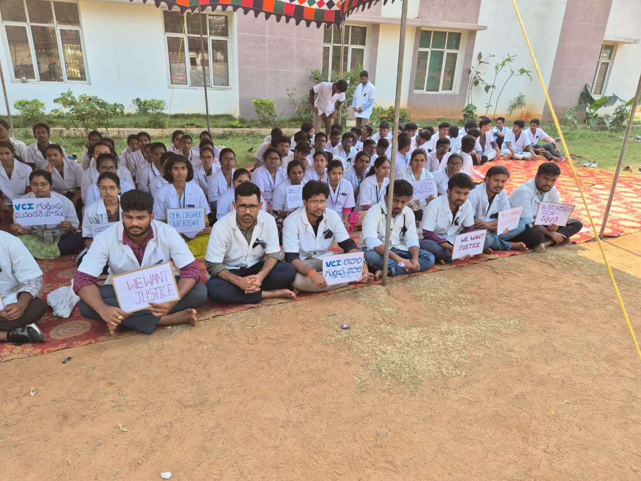 శ్రీవేంకటేశ్వర పశు విశ్వావిద్యాలయం విద్యార్థులు ఒక్కరోజు ధర్నా