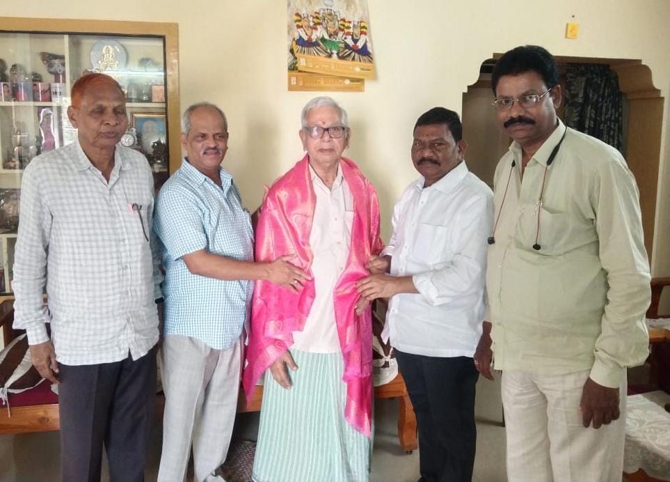 తన గురువు ఇంగ్లీష్ లెక్చరర్ వెంకటేశ్వరరావు గారితో మాజీ డిప్యూటీ రాజన్నదొర గారు ఆత్మీయ కలయిక