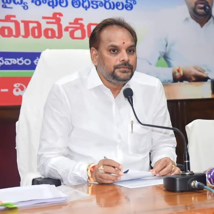 విలేకరి పై దాడిని ఖండించిన జడ్పీ చైర్మన్ మజ్జి శ్రీనివాసరావు