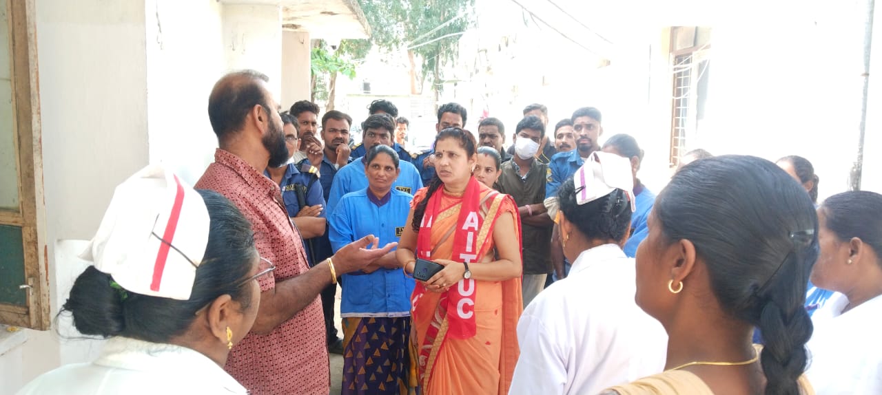 సాలూరు ప్రభుత్వ హాస్పిటల్ ముందు సెక్యూరిటీ గార్డ్స్ మరియు శానిటేషన్ వర్కర్స్ తో ఎఫ్ ఆర్ ఎస్ యాప్ ను రద్దు చేయాలని నిరసన కార్యక్రమం