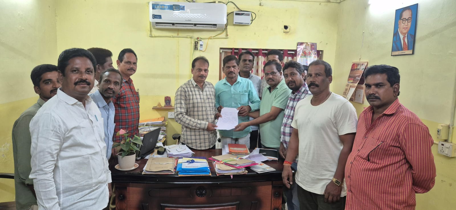 ప్రజాశక్తి విలేకరి దాడిపై విన తపత్రాన్ని గరివిడి తాసిల్దార్ గారికి అందించిన చీపురుపల్లి నియూజకవర్గ విలేకర్లు