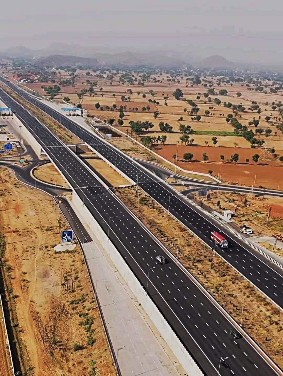 ఈ రోడ్లు చూస్తుంటే విదేశాల్లో ఉన్నట్లు ఉంది కదా