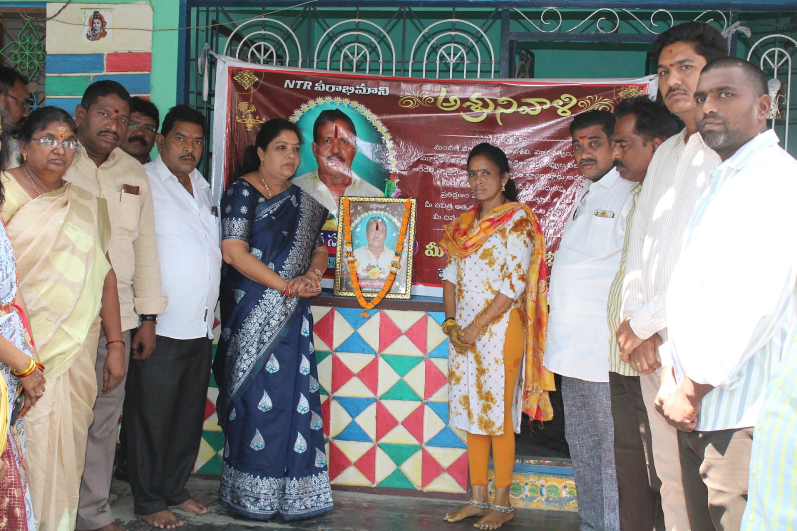 ఆదాడ సత్తిబాబు కుటుంబాన్ని పరమార్చిన మంత్రి సంధ్యారాణి