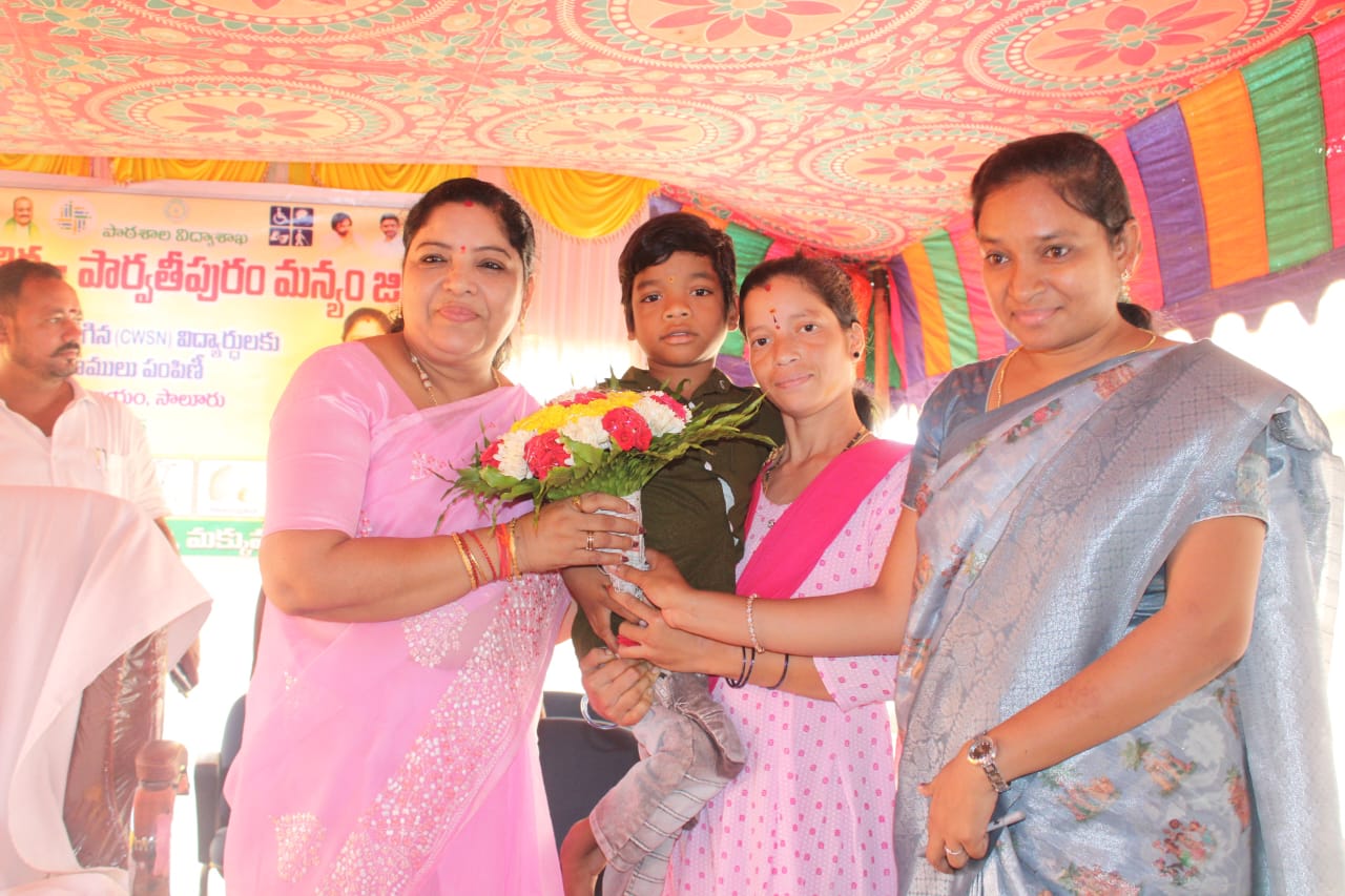 విద్యార్థులకు ఉచిత ఉపకరణాల పంపిణీ కార్యక్రమం