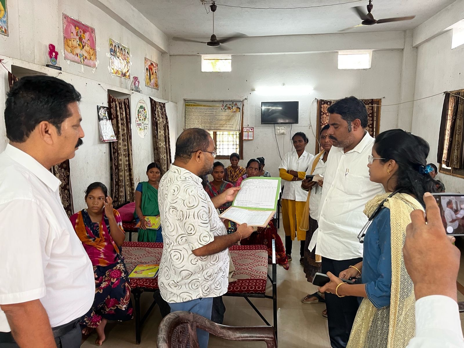 గర్భిణీ వసతి గృహాన్ని తనిఖీ చేసిన జిల్లా వైద్య ఆరోగ్యశాఖ అధికారి డాక్టర్. భాస్కర్ రావు గారు మరియు ప్రోగ్రాం అధికారి డా.రఘు