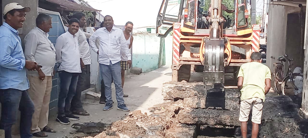 J.C.B సహాయంతో ఆ కాలువ పై ఉన్న పలకలను తొలగించి పూడికతీత పనులు