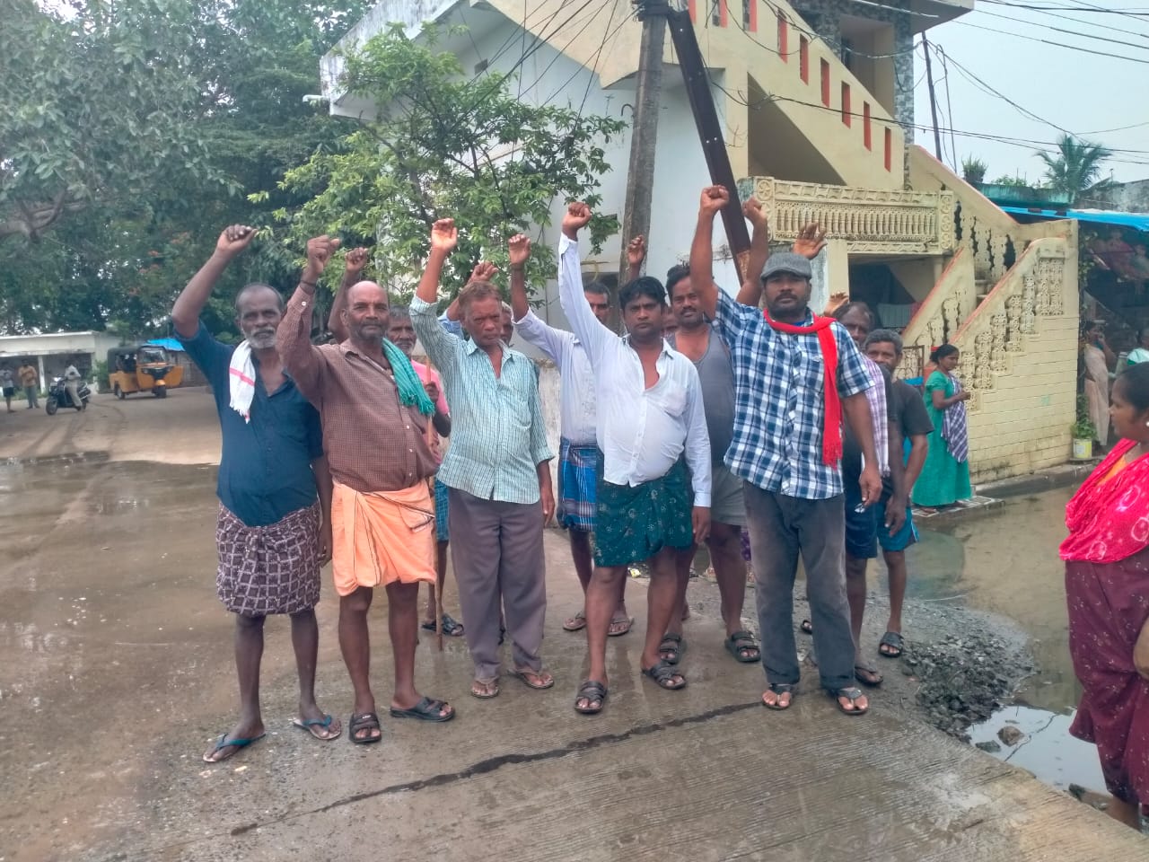 పాచిపెంట ప్రధాన రహదారు వద్ద కాలువలు నిర్మాణం చేపట్టాలి