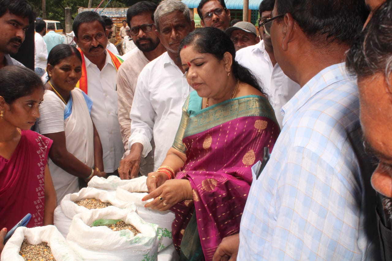 విత్తన పంపిణీ కార్యక్రమంలో పాల్గొన్న మంత్రి సంధ్యారాణి