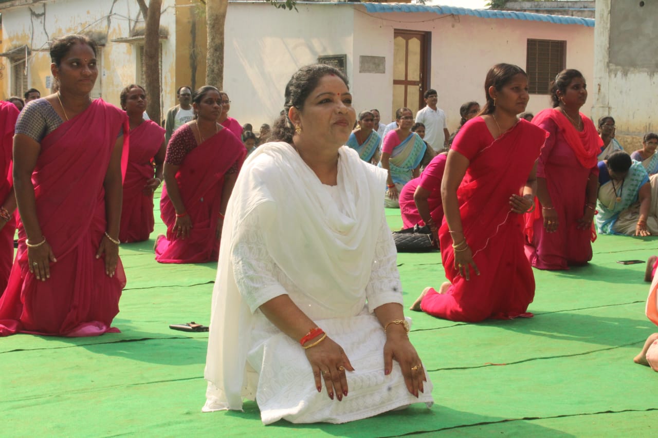 యోగాంధ్ర కార్యక్రమంలో పాల్గొన్న స్త్రీ శిశు సంక్షేమ శాఖ మరియు గిరిజన సంక్షేమ శాఖ మంత్రివర్యులు శ్రీమతి గుమ్మిడి సంధ్యారాణి