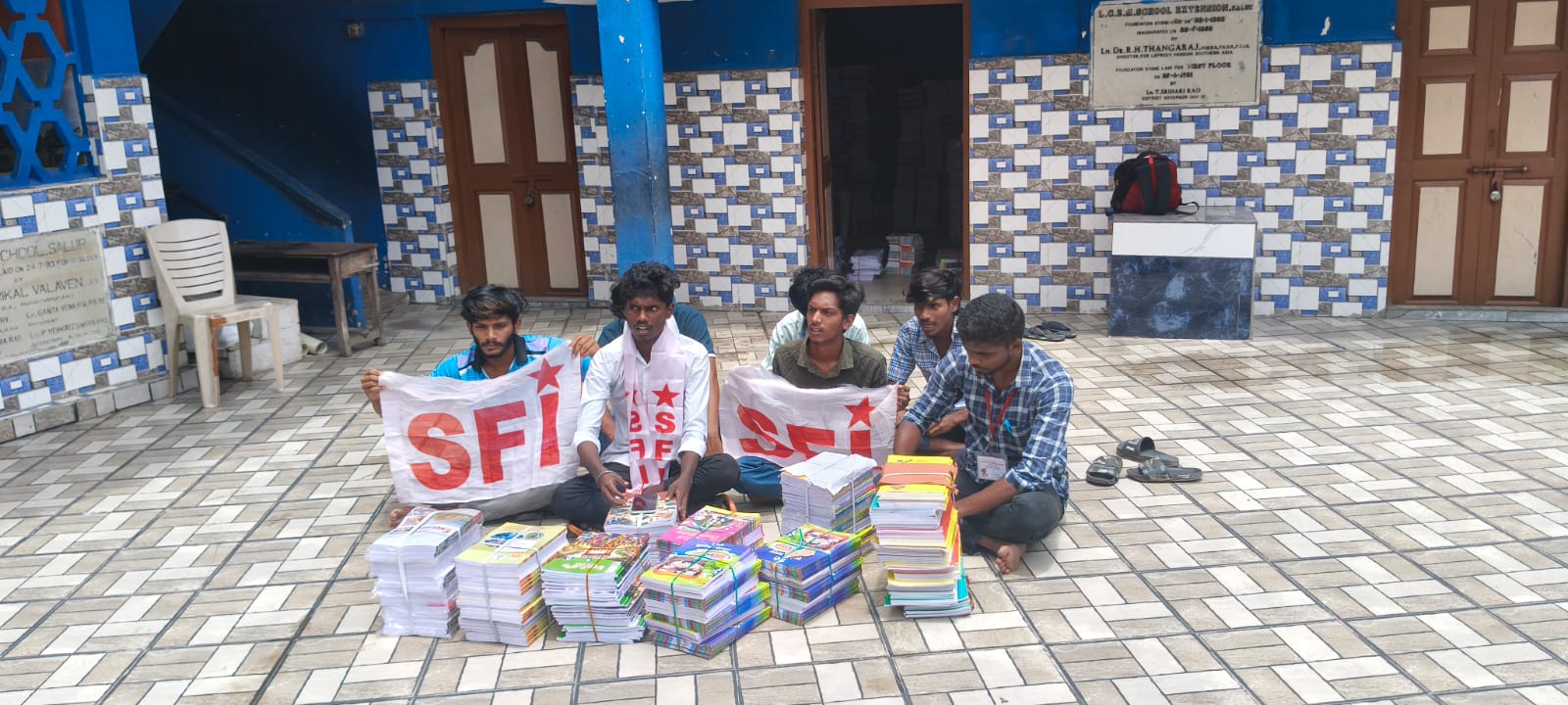 లైన్స్ క్లబ్ స్కూల్ లో పుస్తకాల అమ్మకం ఆపాలి.ఎస్ఎఫ్ఐ డిమాండ్