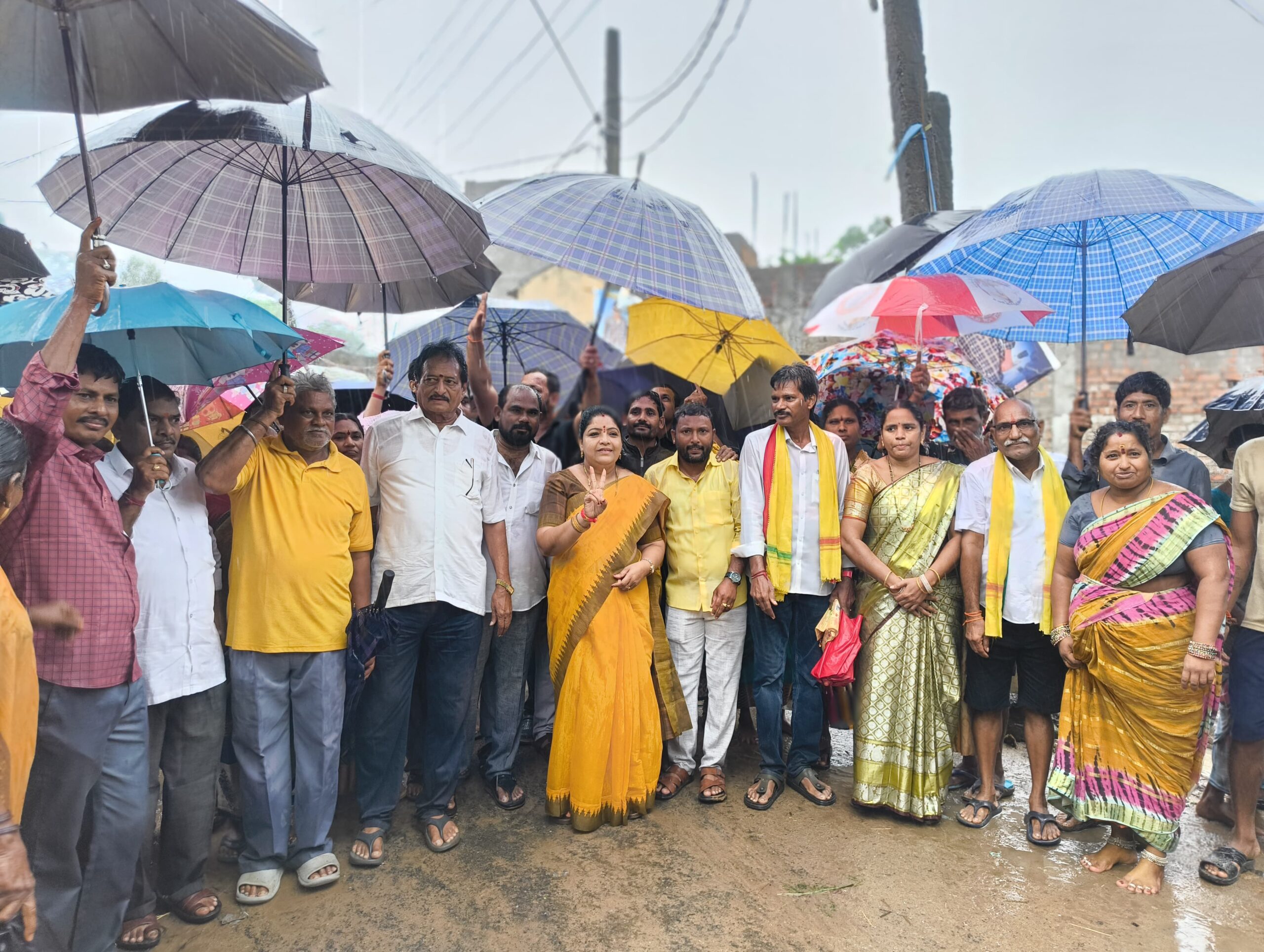 వర్షానికి లెక్కచెయ్యని అభిమానం