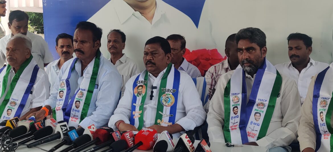 చిరు ఉద్యోగులపై కక్ష సాధింపు చర్యల?