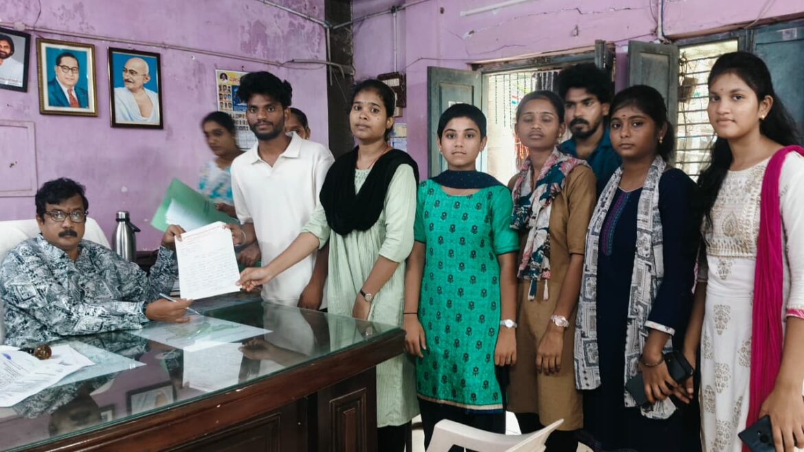 విద్యారంగ సమస్యల పరిష్కారం కోసం చీపురుపల్లిలో విద్యార్థుల ఆందోళన