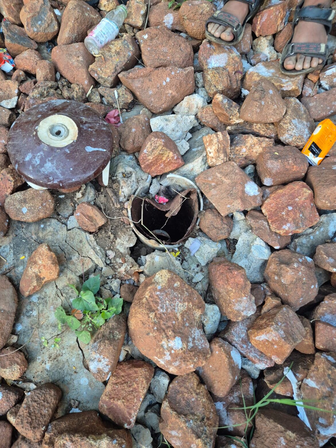 చేతి బోర్ పంపు ను  కొందరు అక్రమార్కులు పూర్తిగా తొలగించి ఆక్రమణ చేశారు,