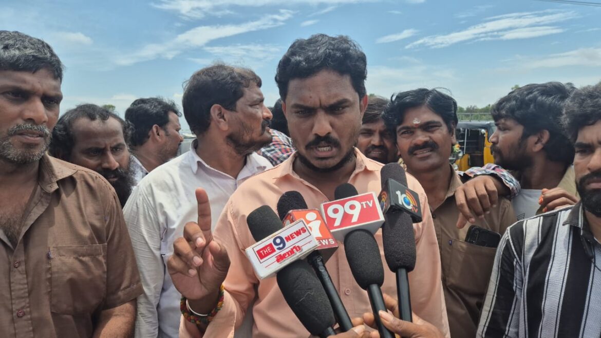 ఫ్రీబస్సులు వల్ల తన కుటుంబాలు నడిరోడ్డు మీద పడ్డాయి అంటూ ఆటో డ్రైవర్లు ధర్నా