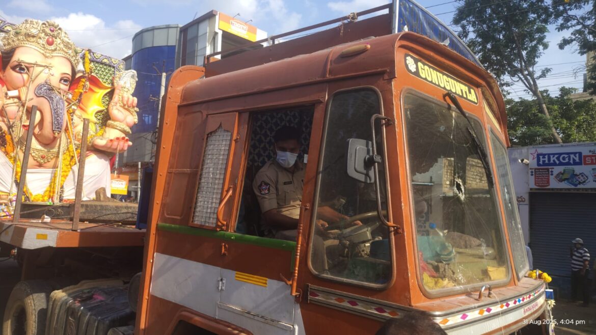 తడిపతిలోని రెండు సంఘాల మధ్య ఘర్షణలు