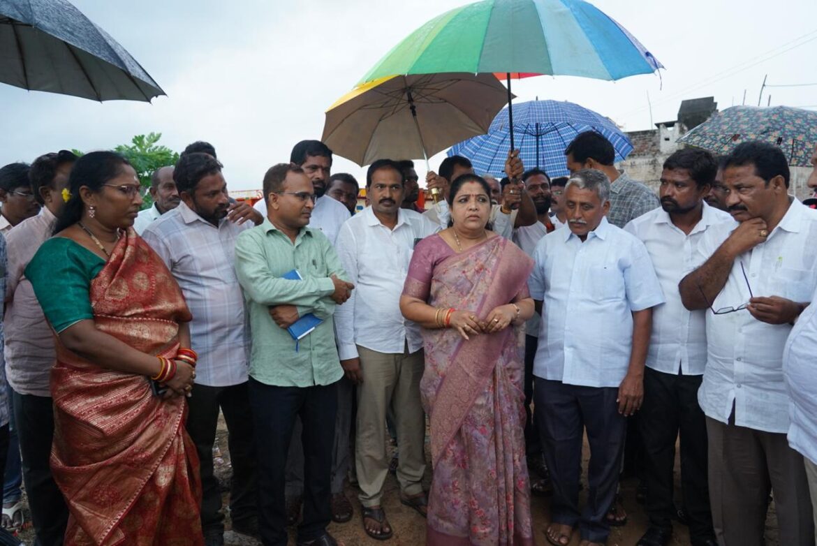 ముంపు గ్రామాలను సందర్శించిన మంత్రి సంధ్యారాణి