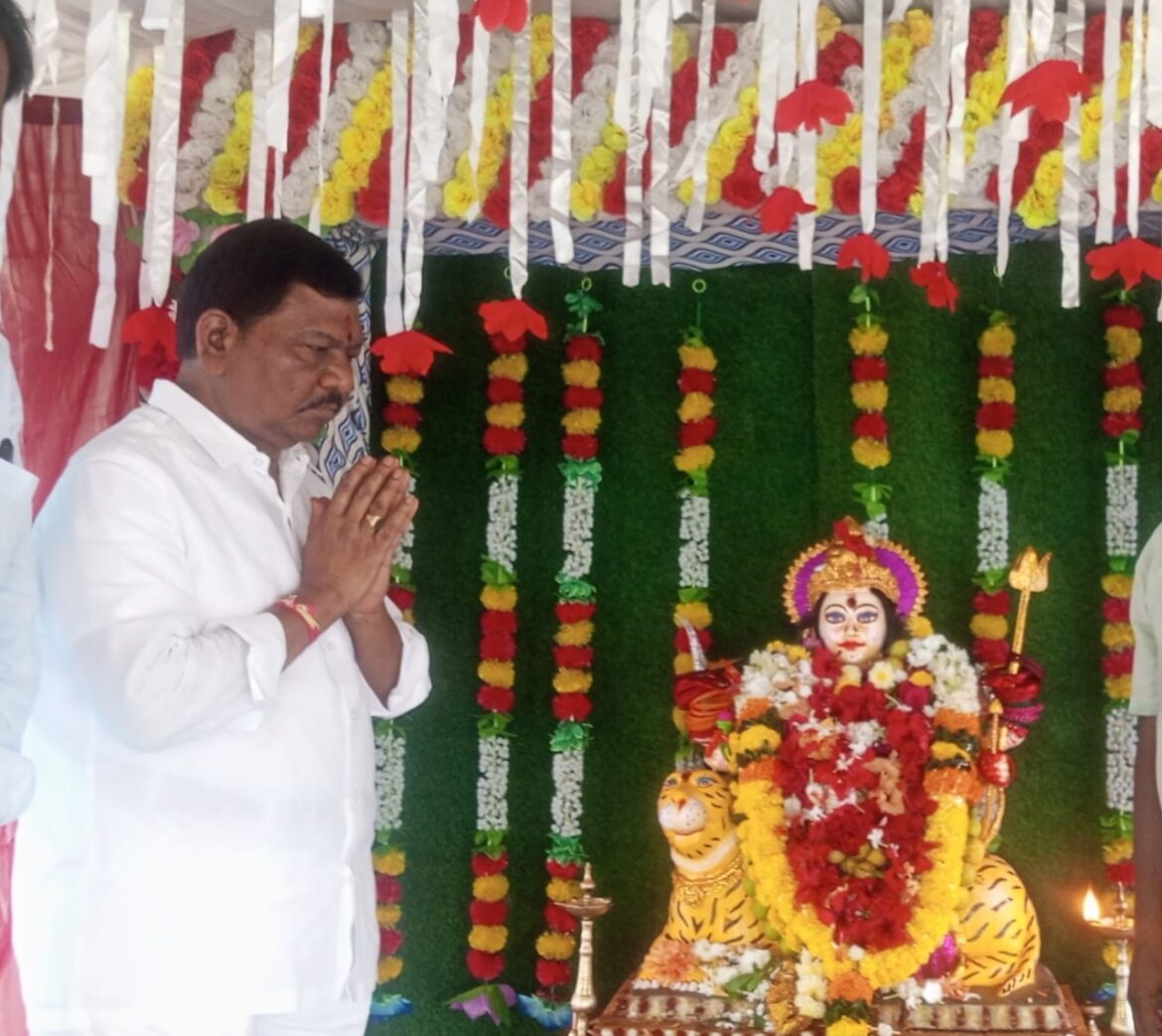 దుర్గమ్మను దర్శించుకున్న మాజీ ఉప ముఖ్యమంత్రి రాజన్నదర