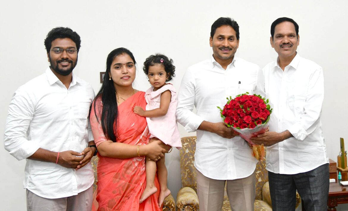 విశ్వసనీయతకు గౌరవం.విధేయతకు పట్టం..