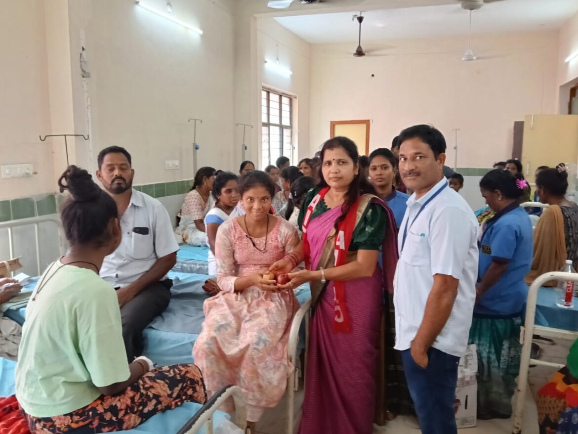 పచ్చకామెర్లు బారిన పడిన 87 మంది పేషెంట్స్ కి ఆపిల్స్ పంపిణీ