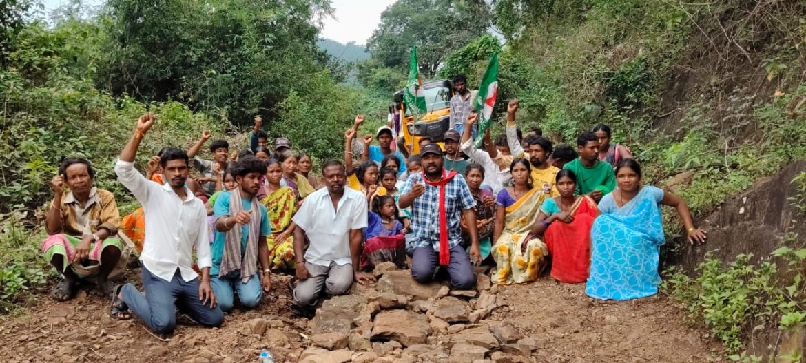 రహదారి నిర్మాణం చేపట్టాలని గిరిజన సంఘాల నిరసన