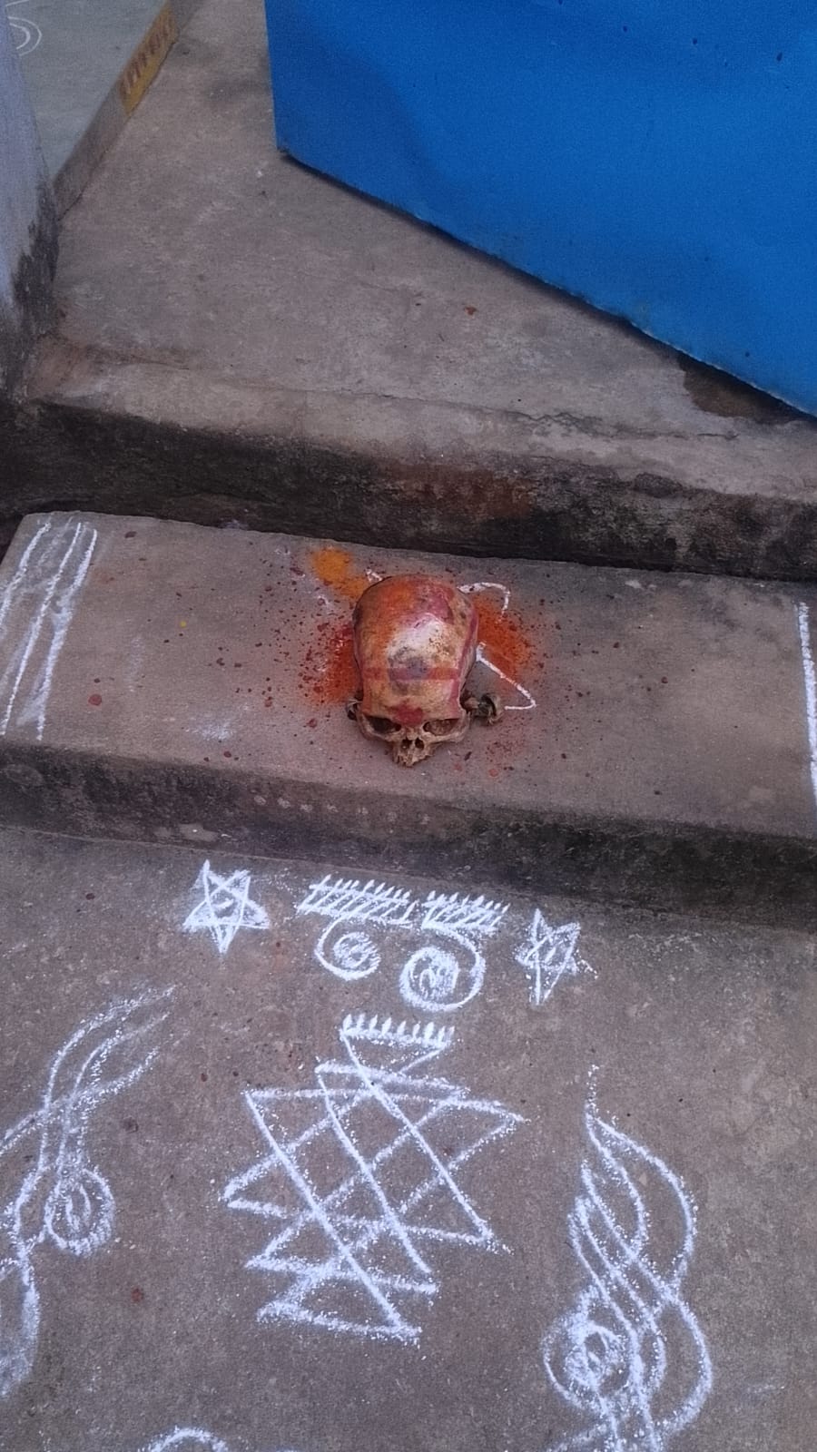 ఇంటి గుమ్మం ముందు మనిషి పుర్రె కలకలం