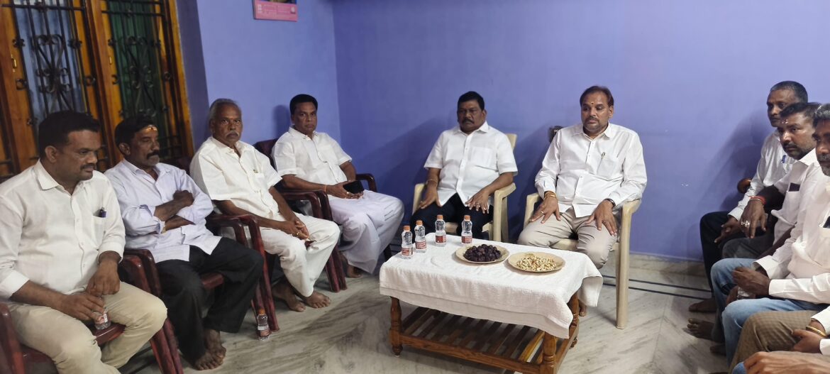 మావుడి సోదరులను పరామర్శించి ప్రగాఢ సానుభూతిని తెలియజేసిన మాజీ డిప్యూటీ సీఎం రాజన్నదొర గారు,జడ్పీ చైర్మన్ మజ్జి.శ్రీనివాసరావు