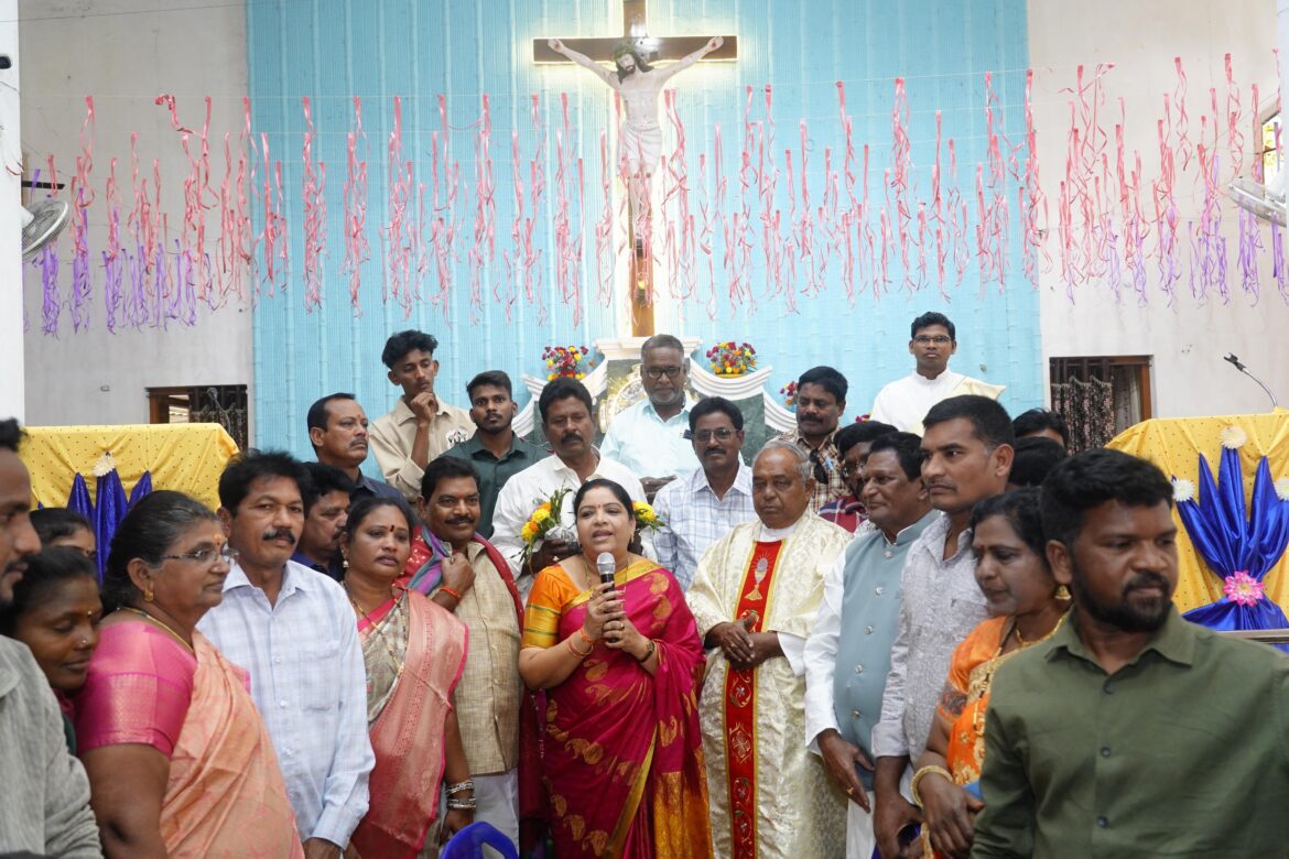 క్రిస్మస్ వేడుకల్లో పాల్గొన్న మంత్రి సంధ్యారాణి