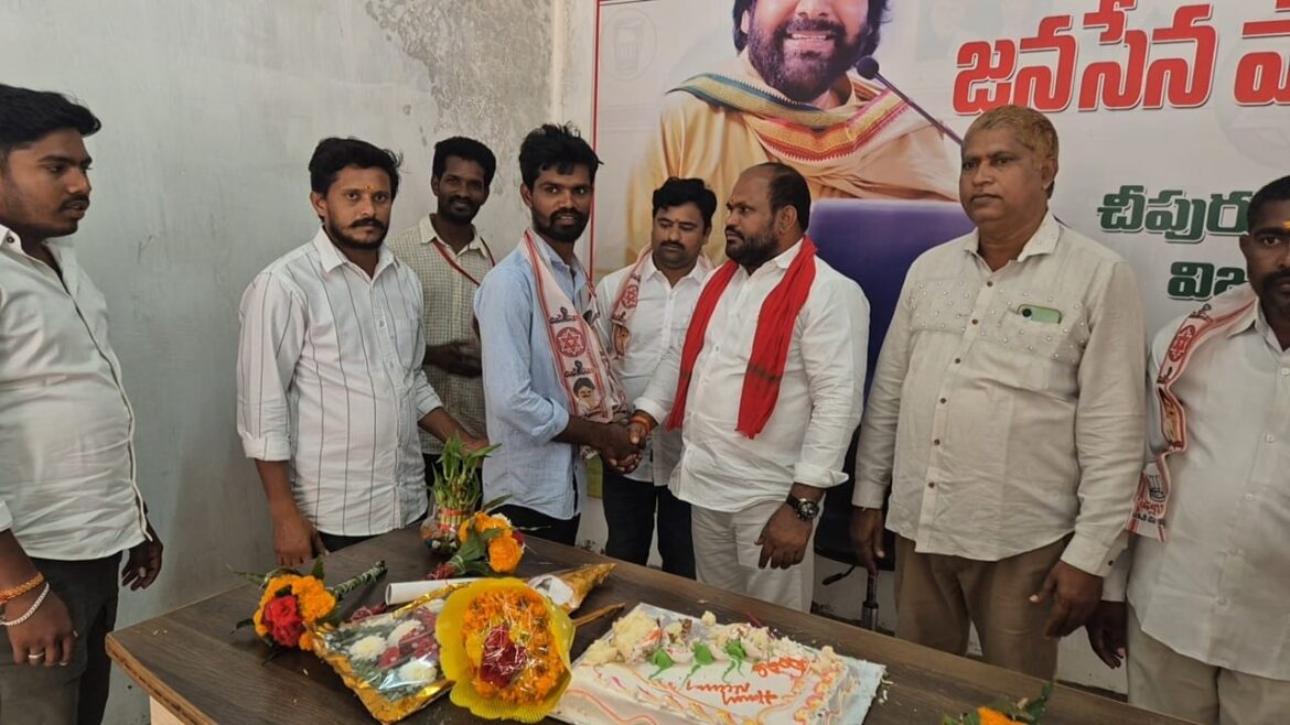 గుర్ల మండలం జమ్ము పేట లోనీ వైసీపీ పార్టీ నుంచి వార్డ్ మెంబర్ తో సహా 25 కుటుంబాలు జనసేన పార్టీలో చేరిక