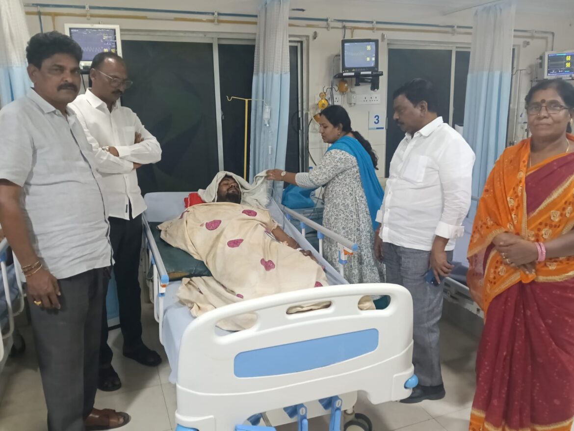 బైక్ ఆక్సిడెంట్ లో గాయాలపాలైన వైసీపీ అభిమాని తాడ్డి.ఢిల్లీశ్వరరావు ను పరామర్శించిన రాజన్న దొర