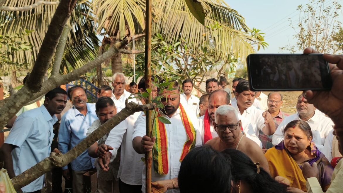శ్రీ కనకమహాలక్ష్మి అమ్మవారి జాతర ముహూర్తపు రాట కార్యక్రమంలో పాల్గొన్న టీడీపీ యువనేత కిమిడి రామ్ మల్లిక్ నాయుడు