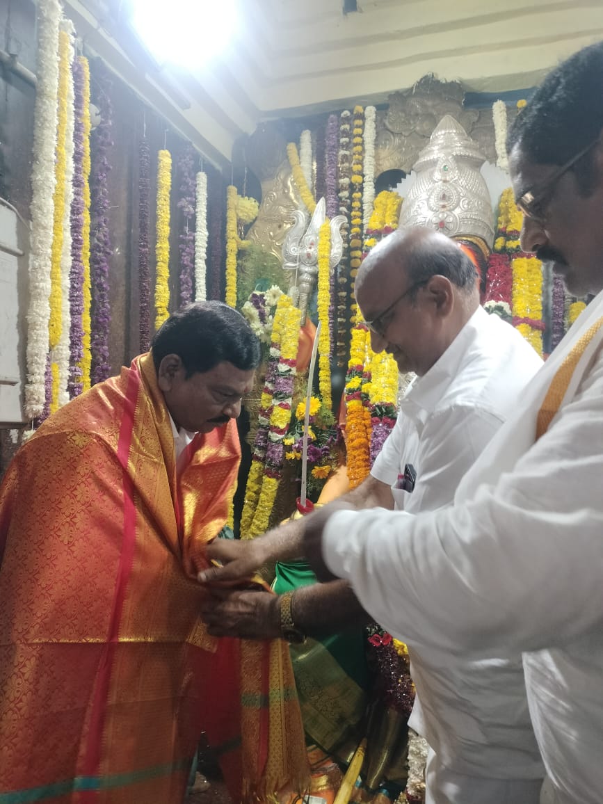 శంబర పోలమాంబ అమ్మవారిని దర్శించుకున్న మాజీ డిప్యూటీ సీఎం రాజన్నదొర&nbsp;&nbsp;