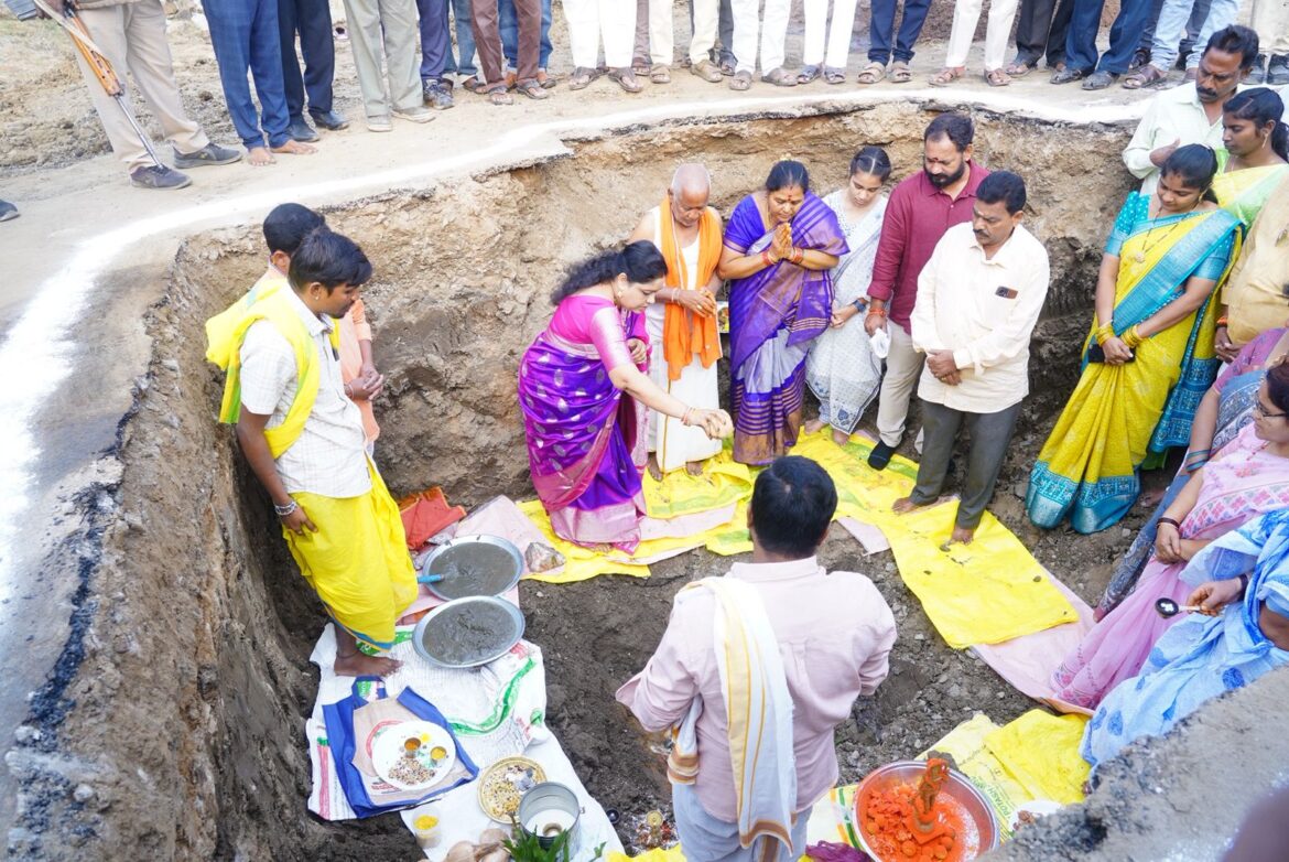 అంజనేయ స్వామి విగ్రహ శంకుస్థాపన చేసిన మంత్రి సంధ్యా