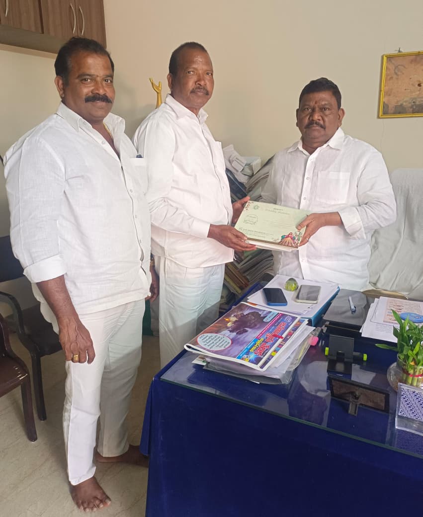 కుమారుడు చాణక్య గారి వివాహ ఆహ్వాన శుభలేఖను మాజీ డిప్యూటీ సీఎం రాజన్నదొర గారికి అందజేసిన అరకు ఎమ్మెల్యే రేగం.మత్స్యలింగం&nbsp;