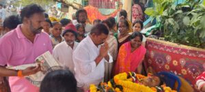 వ్యవసాయ శాఖ ఏవో తిరుపతి&nbsp; హఠాన్మరణం భౌతికాయాన్ని సందర్శించి దిగ్భ్రాంతి వ్యక్తం చేసిన మాజీ డిప్యూటీ సీఎం రాజన్నదొర