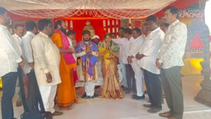 నూతన వధూవరులను ఆశీర్వదించిన మాజీ డిప్యూటీ సీఎం రాజన్నదొర&nbsp;&nbsp;&nbsp;