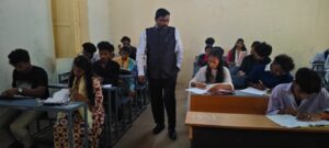 ఇంటర్ పరీక్షా కేంద్రాన్ని ఆకస్మికంగా తనిఖీ చేసిన జిల్లా కలెక్టర్