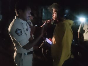 మద్యం సేవించి వాహనం నడిపితే కఠిన చర్యలు