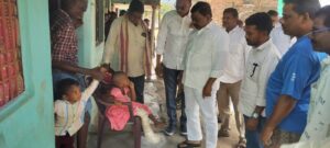 తల్లిదండ్రులు కోల్పోయిన ఇద్దరు చిన్నారులను చూసి చలించిపోయి కన్నీటి పర్యంతమైన మాజీ డిప్యూటీ సీఎం రాజన్న దొర