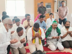 మసీదు లో మాజీ ఎంపీ కలిశెట్టి అప్పలనాయుడు ప్రార్థనలు