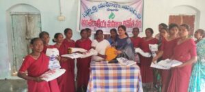 గిరిజన మహిళలకు చీరలు పంపిణీ చేసిన స్ఫూర్తి మహిళా మండలి డైరెక్టర్ బలగ రాధ నాయుడు