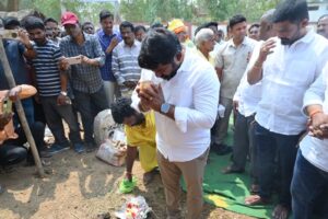 గాదెలవలసలో బీటీ రోడ్డు నిర్మాణానికి శంకుస్థాపన చేసిన ఎమ్మెల్యే విజయ్ చంద్ర.