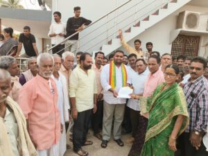 లబ్ధిదారుల ఇంటి వద్దకే సీఎంఆర్ఎఫ్ చెక్కుల పం