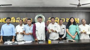 పొరుగు జిల్లాల కంటే భిన్నంగా నాణ్యమైన జర్నలిజం ఉండాలి