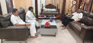 మాజీ మంత్రి,ఏపీ శాసన మండలి విపక్షనేత బొత్స.సత్యనారాయణ ని పరామర్శించిన మాజీ డిప్యూటీ సీఎం రాజన్నదొర&nbsp; మరియు మాజీ ఎమ్మెల్యే బడ్డుకొండ. అప్పలనాయుడు