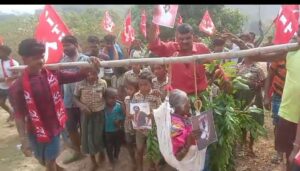 ఆకులు ఒల్లంత కట్టుకొని అడవి శాఖ అధికారుల తీరుకు వ్యతిరేకంగా రహదారి కోసం నిరసన