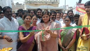 ఉచిత మెగావైద్య శిబిరాన్ని ప్రారంభించిన డాక్టర్ బొత్స అనూష